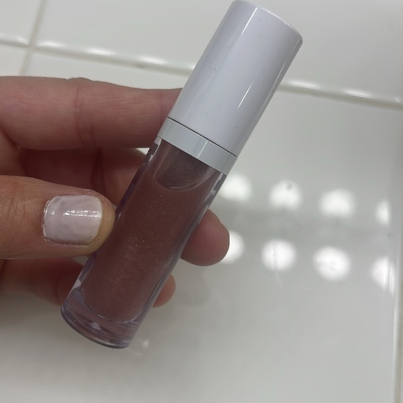 Kylie Jenner Plumping Gloss - Picture 4 of 7